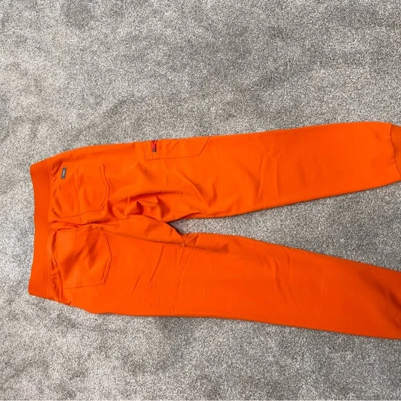 FIGS Women’s Orange Scrub Set - Picture 6 of 6